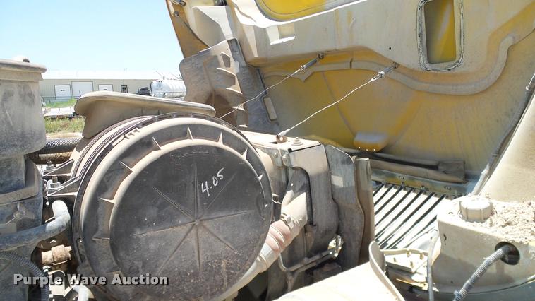 image for item DA6794 2004 International DuraStar 4300 winch truck