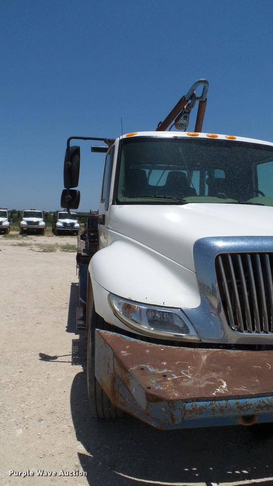 image for item DA6794 2004 International DuraStar 4300 winch truck