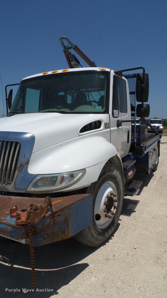 image for item DA6794 2004 International DuraStar 4300 winch truck