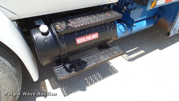 image for item DA6794 2004 International DuraStar 4300 winch truck