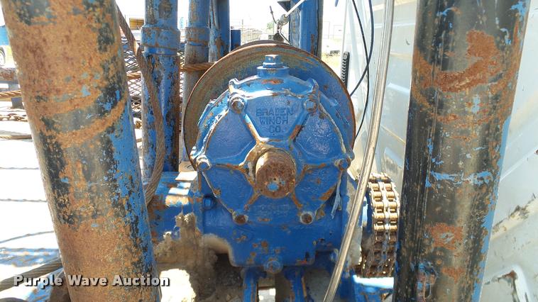 image for item DA6794 2004 International DuraStar 4300 winch truck