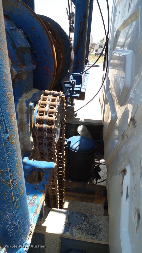 image for item DA6794 2004 International DuraStar 4300 winch truck