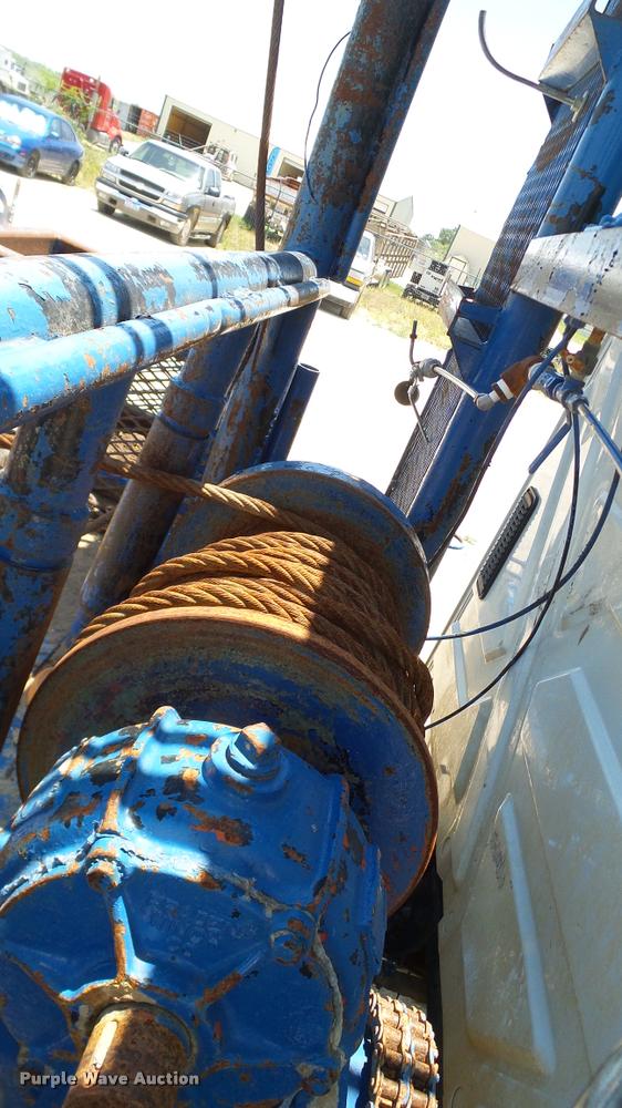 image for item DA6794 2004 International DuraStar 4300 winch truck