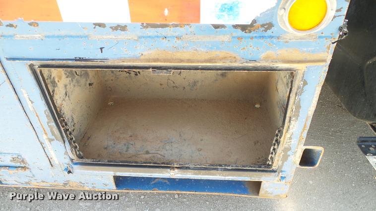 image for item DA6794 2004 International DuraStar 4300 winch truck