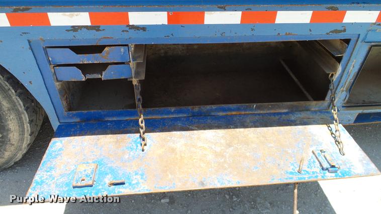 image for item DA6794 2004 International DuraStar 4300 winch truck