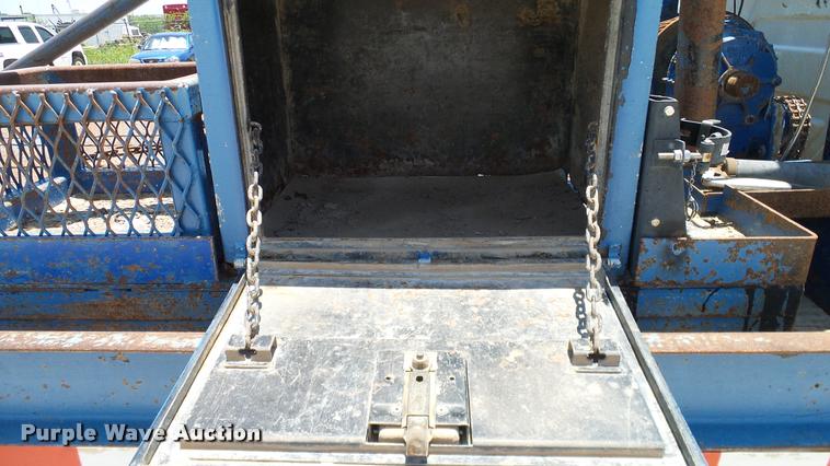 image for item DA6794 2004 International DuraStar 4300 winch truck