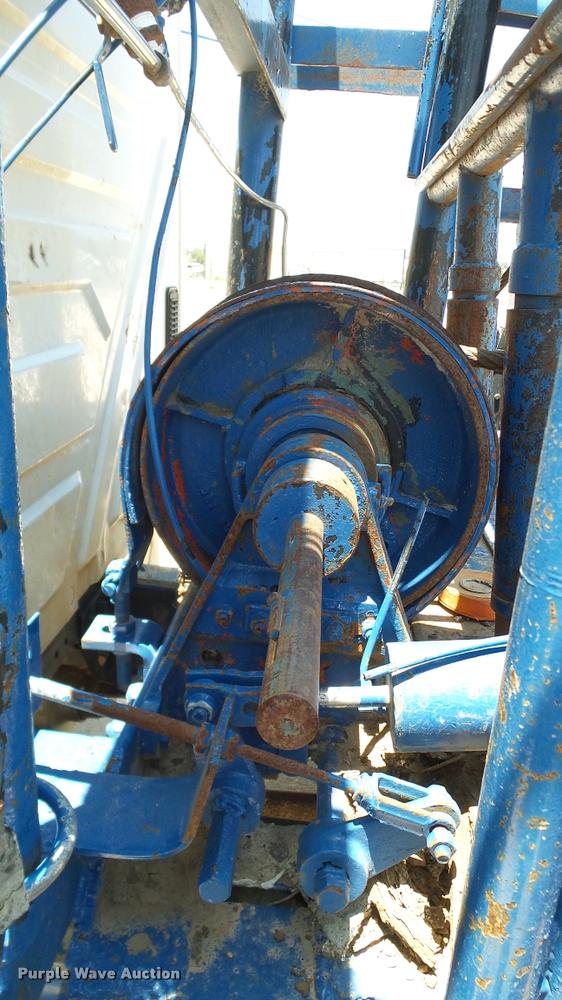 image for item DA6794 2004 International DuraStar 4300 winch truck