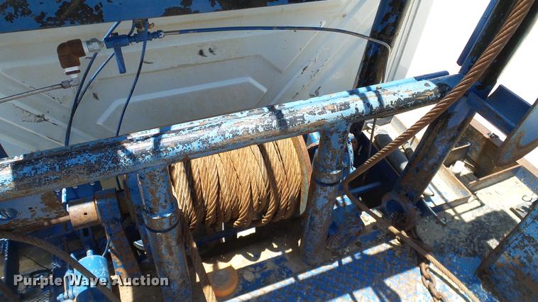 image for item DA6794 2004 International DuraStar 4300 winch truck