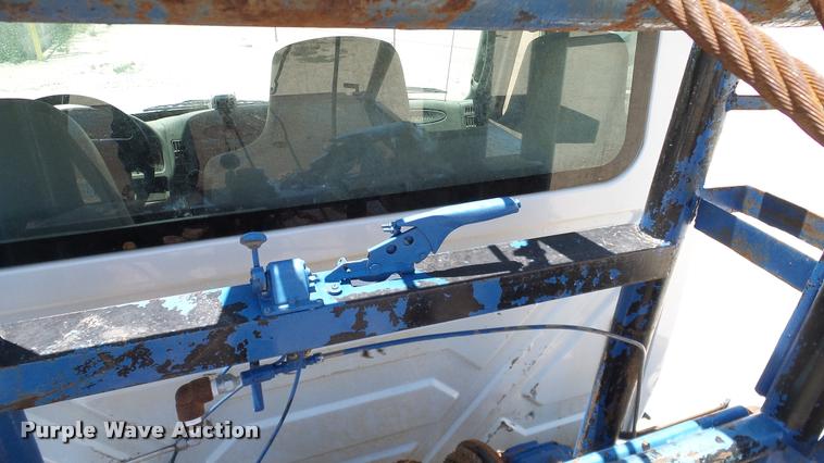 image for item DA6794 2004 International DuraStar 4300 winch truck