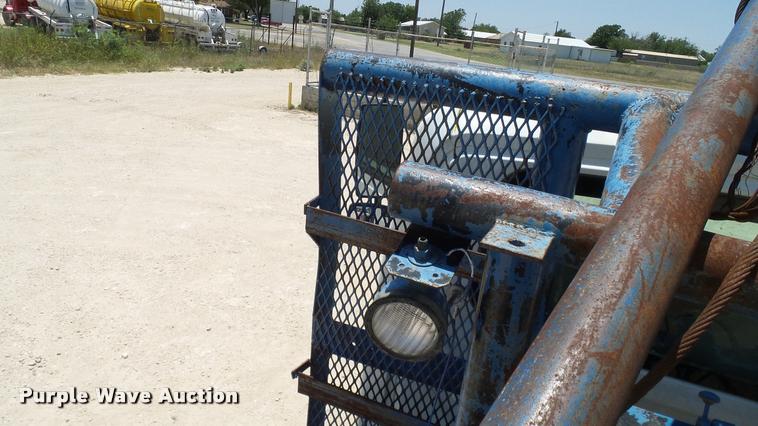 image for item DA6794 2004 International DuraStar 4300 winch truck