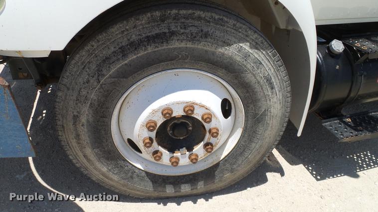 image for item DA6794 2004 International DuraStar 4300 winch truck