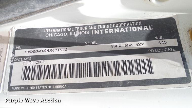 image for item DA6794 2004 International DuraStar 4300 winch truck