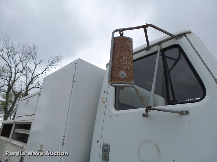 image for item DB1308 1980 International 1854 service truck