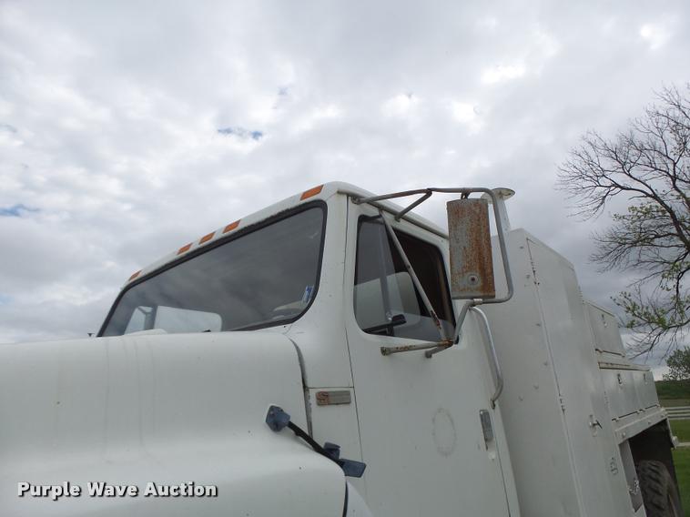 image for item DB1308 1980 International 1854 service truck