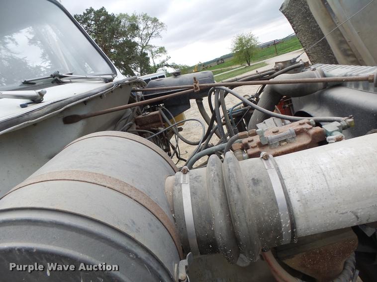 image for item DB1308 1980 International 1854 service truck