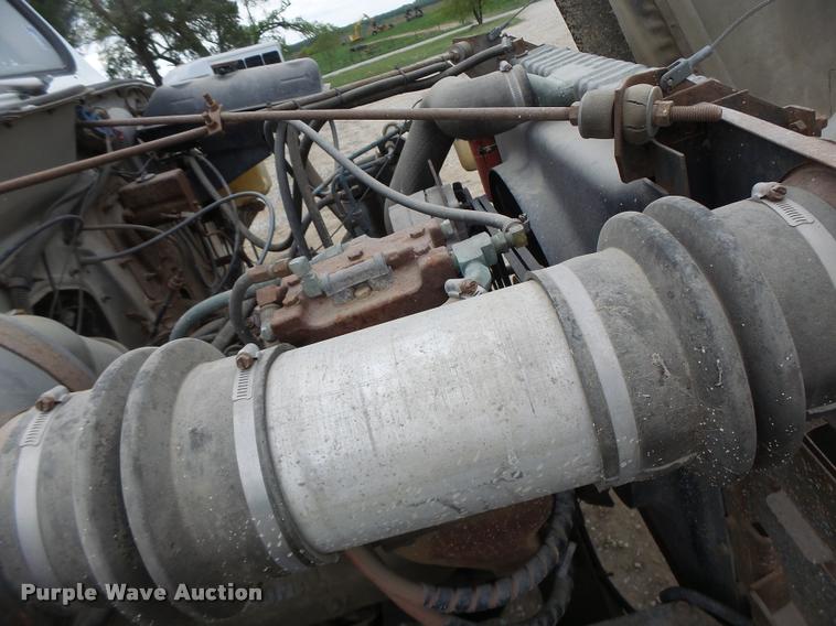 image for item DB1308 1980 International 1854 service truck