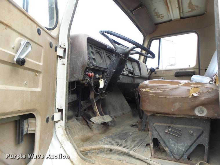 image for item DB1308 1980 International 1854 service truck