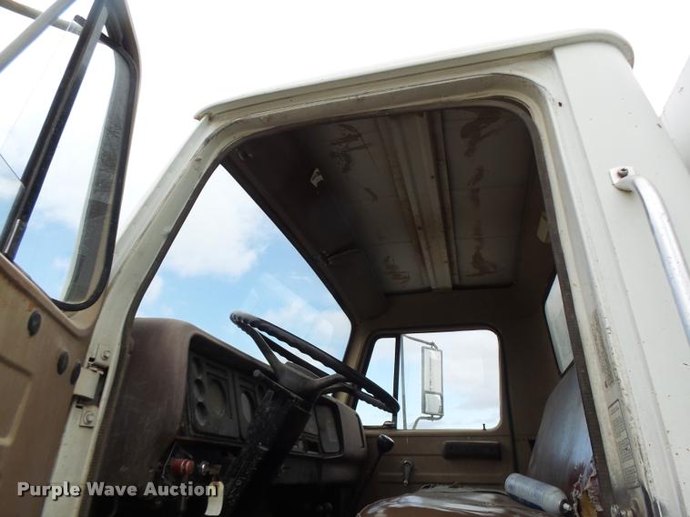 image for item DB1308 1980 International 1854 service truck