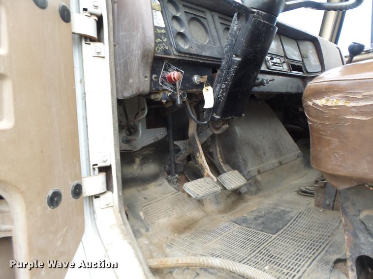 image for item DB1308 1980 International 1854 service truck