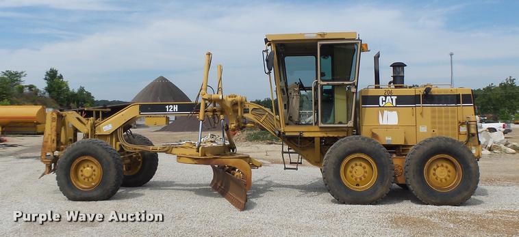image for item DB1348 2002 Caterpillar 12H motor grader