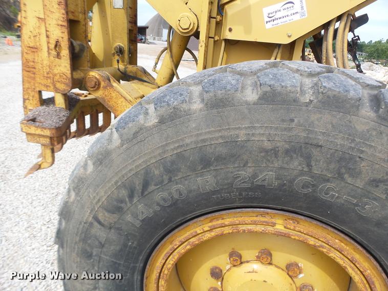 image for item DB1348 2002 Caterpillar 12H motor grader