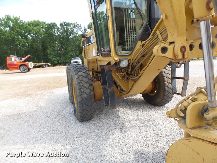 image for item DB1348 2002 Caterpillar 12H motor grader