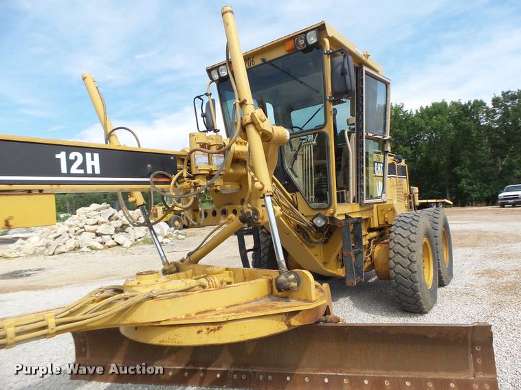 image for item DB1348 2002 Caterpillar 12H motor grader