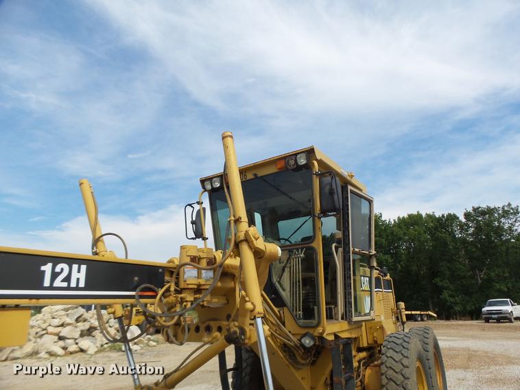 image for item DB1348 2002 Caterpillar 12H motor grader