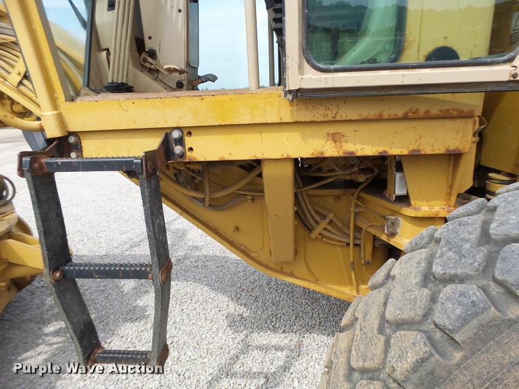 image for item DB1348 2002 Caterpillar 12H motor grader