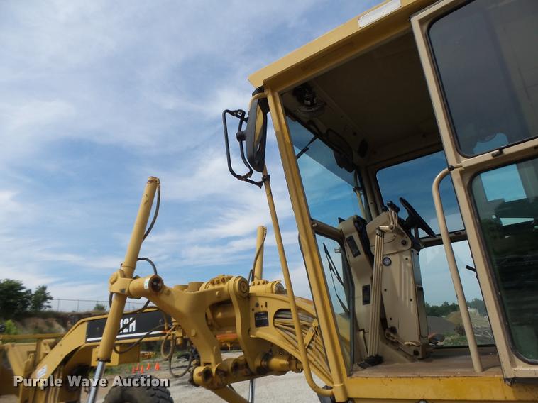 image for item DB1348 2002 Caterpillar 12H motor grader