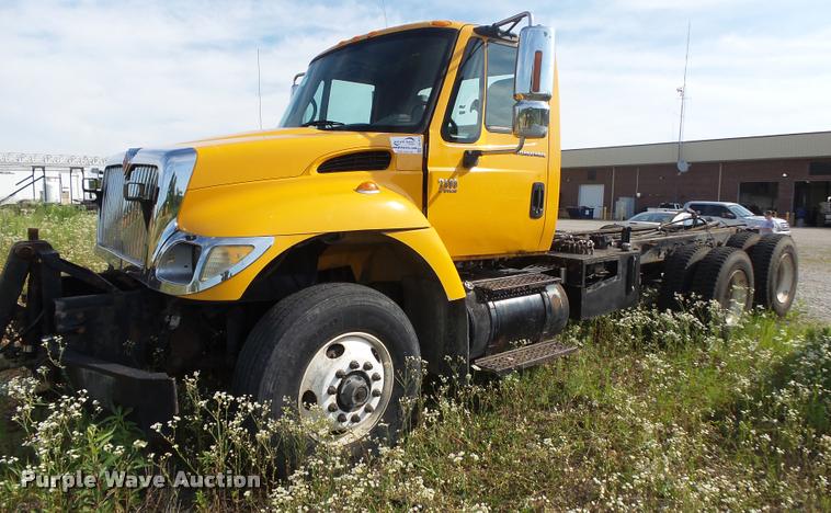 image for item DB7474 2002 International 7400 truck chassis