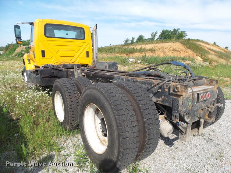 image for item DB7474 2002 International 7400 truck chassis