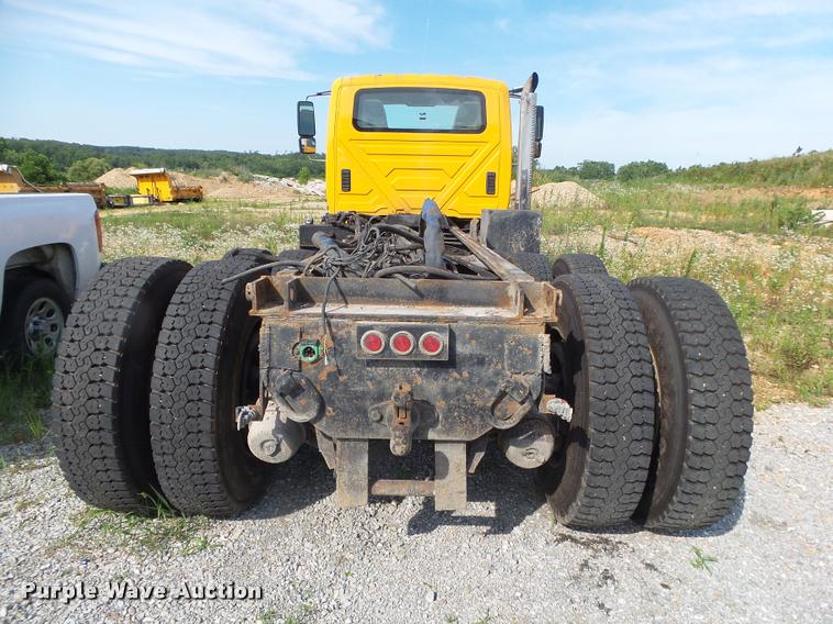 image for item DB7474 2002 International 7400 truck chassis