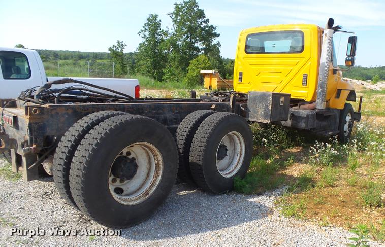 image for item DB7474 2002 International 7400 truck chassis