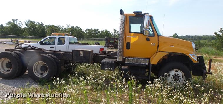 image for item DB7474 2002 International 7400 truck chassis