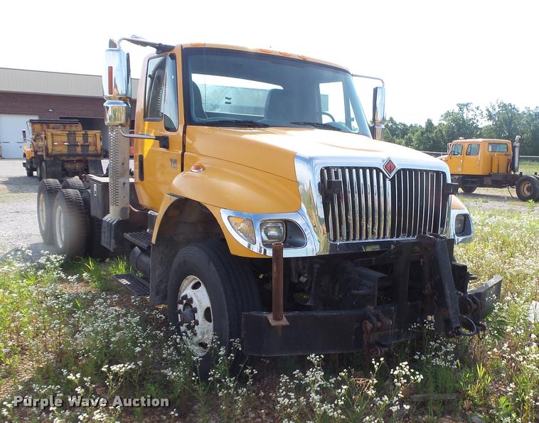 image for item DB7474 2002 International 7400 truck chassis