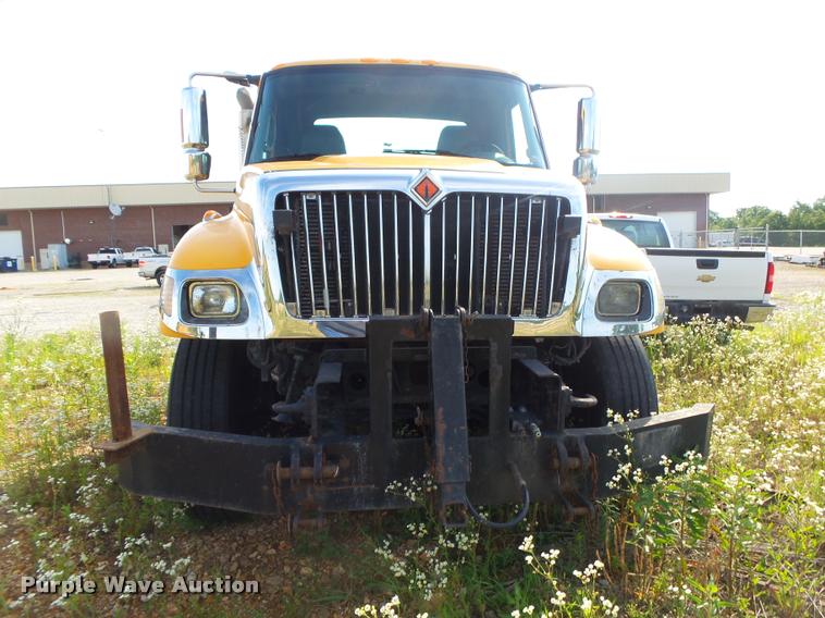 image for item DB7474 2002 International 7400 truck chassis