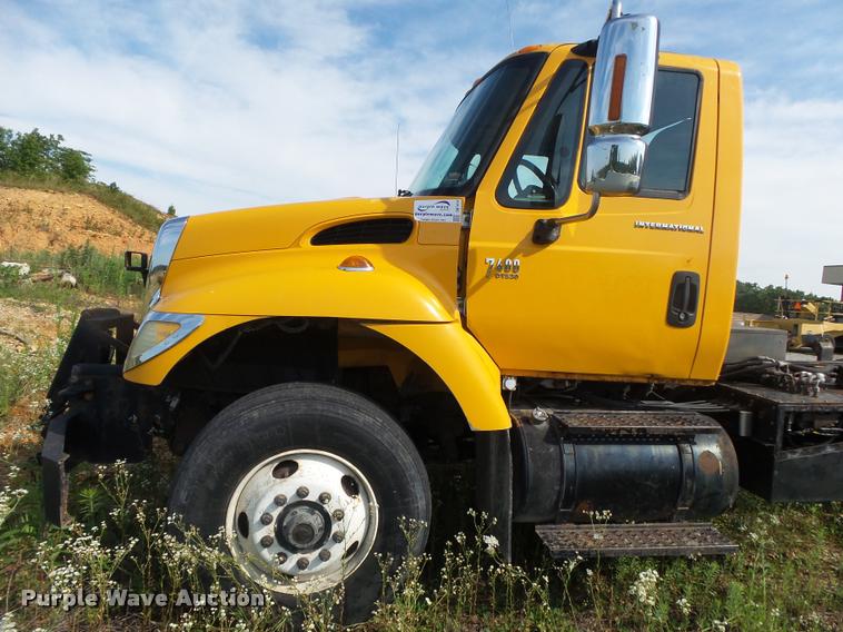 image for item DB7474 2002 International 7400 truck chassis