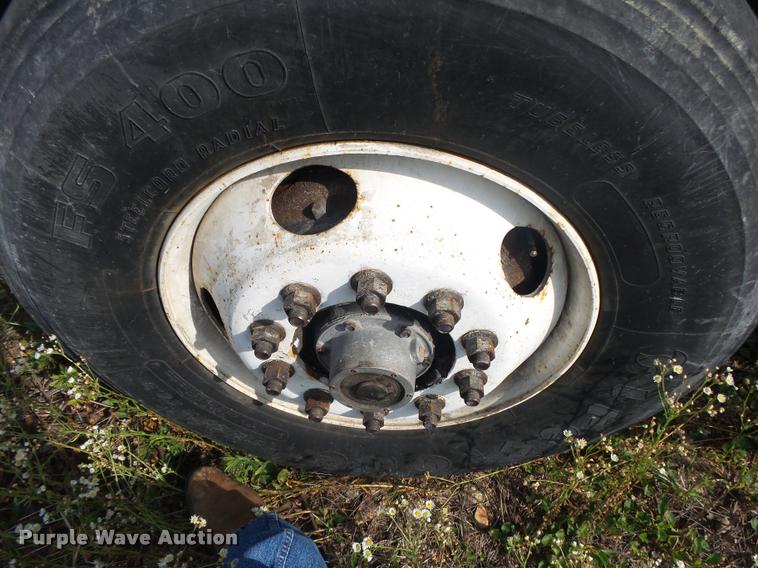 image for item DB7474 2002 International 7400 truck chassis