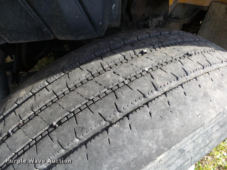 image for item DB7474 2002 International 7400 truck chassis