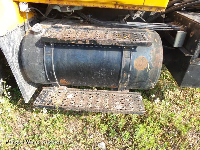 image for item DB7474 2002 International 7400 truck chassis