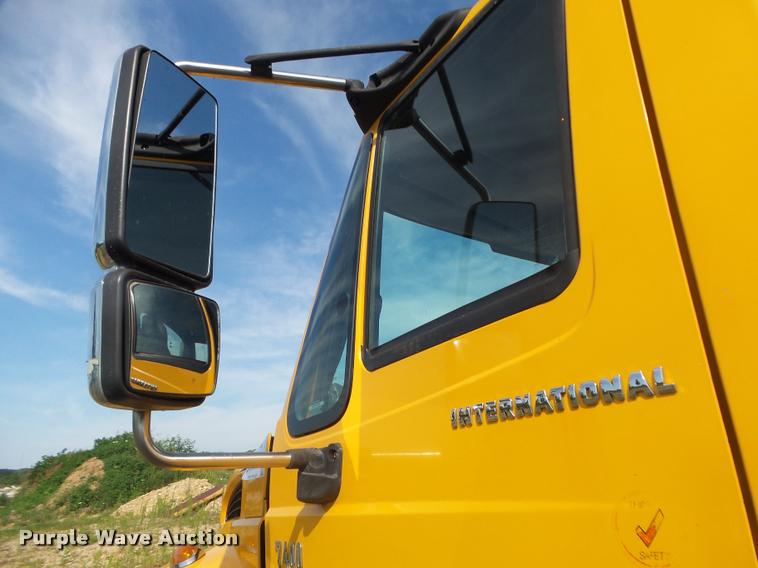 image for item DB7474 2002 International 7400 truck chassis