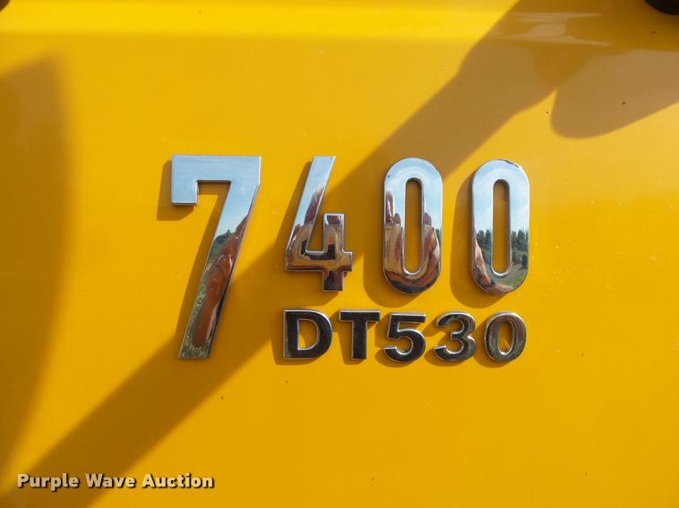 image for item DB7474 2002 International 7400 truck chassis