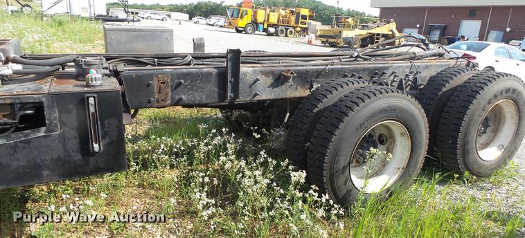 image for item DB7474 2002 International 7400 truck chassis
