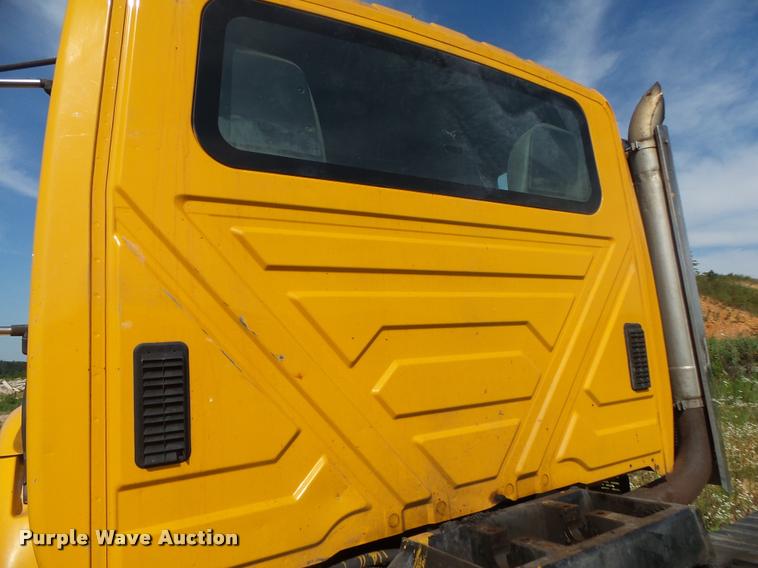 image for item DB7474 2002 International 7400 truck chassis