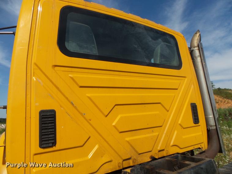 image for item DB7474 2002 International 7400 truck chassis