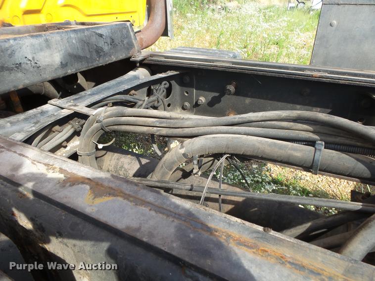 image for item DB7474 2002 International 7400 truck chassis