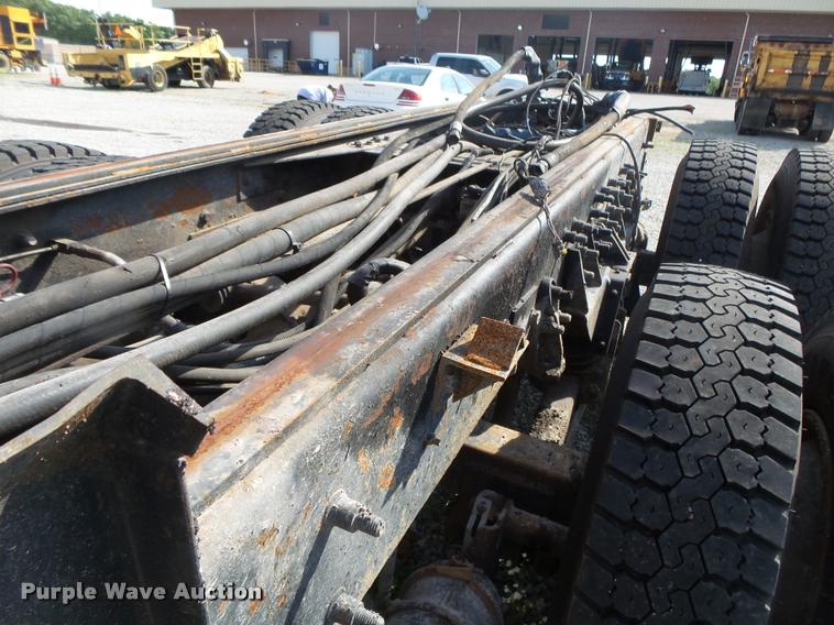 image for item DB7474 2002 International 7400 truck chassis