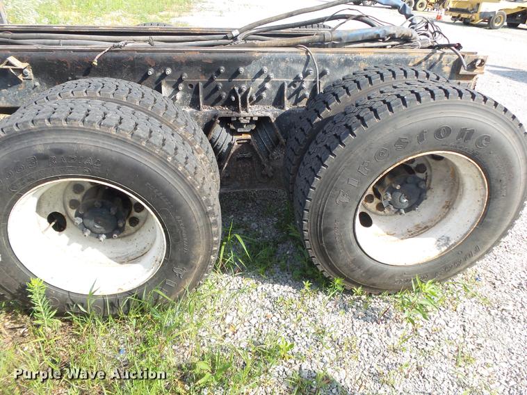 image for item DB7474 2002 International 7400 truck chassis