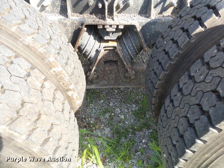 image for item DB7474 2002 International 7400 truck chassis